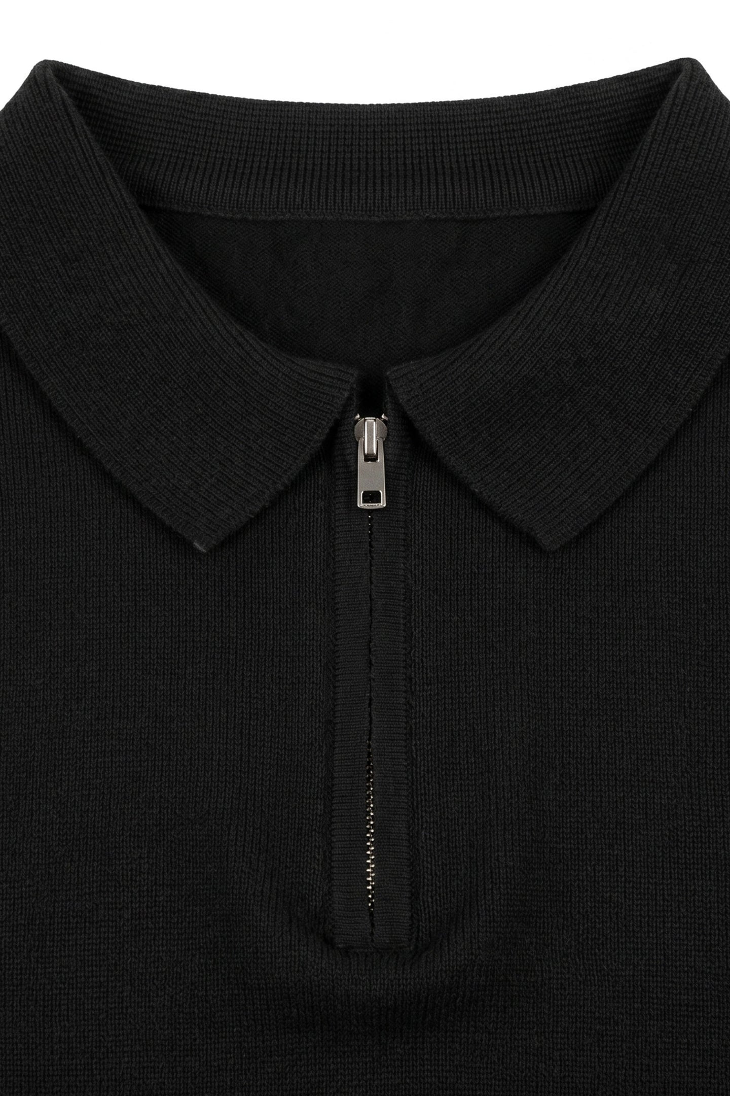 Schwarzes Herren-Poloshirt aus Strick, Kurzarm, mit Reißverschluss am Kragen, weichem Materialmix
