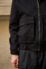 Schwarze, leichte Herren-Bomberjacke mit Reißverschluss und Wattierung