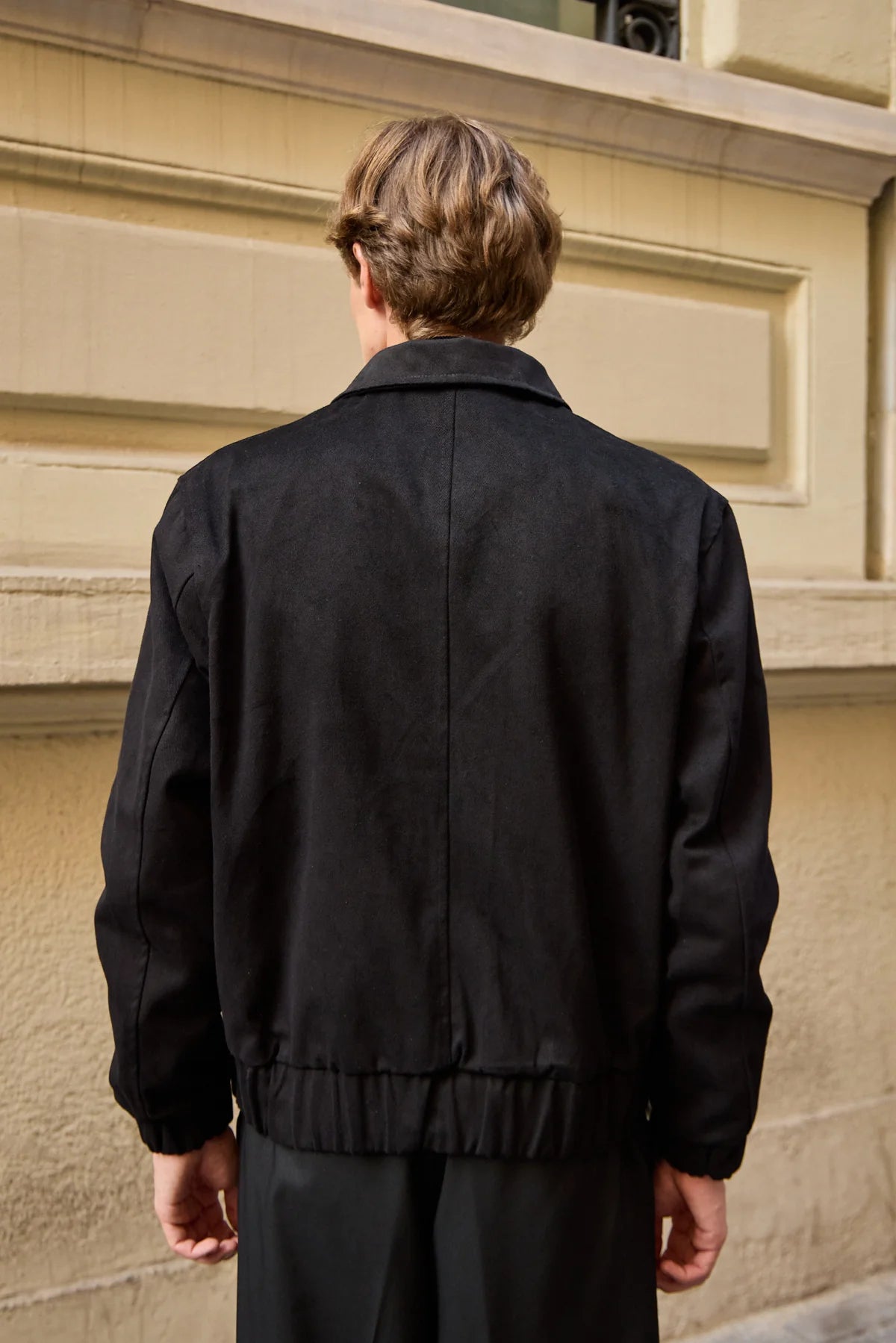 Schwarze, leichte Herren-Bomberjacke mit Reißverschluss und Wattierung