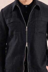 Schwarze Leinenjacke mit Reißverschluss und beigefarbene Hose für Herren – ein elegantes, lässiges Sommeroutfit