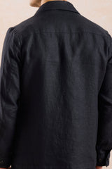 Schwarze Leinenjacke mit Reißverschluss und beigefarbene Hose für Herren – ein elegantes, lässiges Sommeroutfit