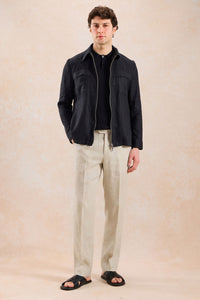 Schwarze Leinenjacke mit Reißverschluss und beigefarbene Hose für Herren – ein elegantes, lässiges Sommeroutfit