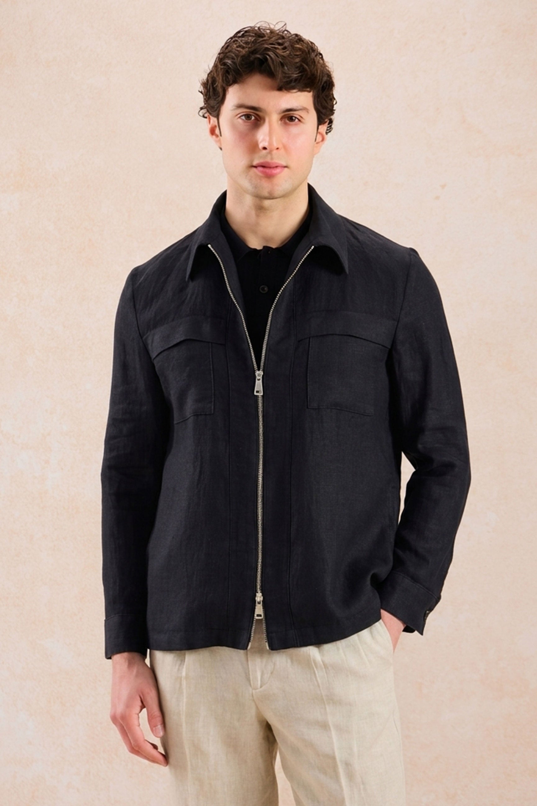 Schwarze Leinenjacke mit Reißverschluss und beigefarbene Hose für Herren – ein elegantes, lässiges Sommeroutfit