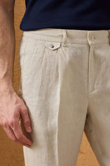 Herren-Leinenjacke mit Reißverschluss in Braun und beigefarbene Hose – ein elegantes, lässiges Sommeroutfit