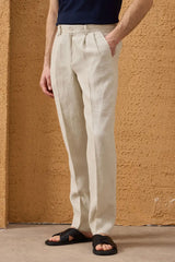 Herren-Leinenjacke mit Reißverschluss in Marineblau und beigefarbene Hose – ein elegantes, lässiges Sommeroutfit