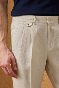 Herren-Leinenjacke mit Reißverschluss in Marineblau und beigefarbene Hose – ein elegantes, lässiges Sommeroutfit