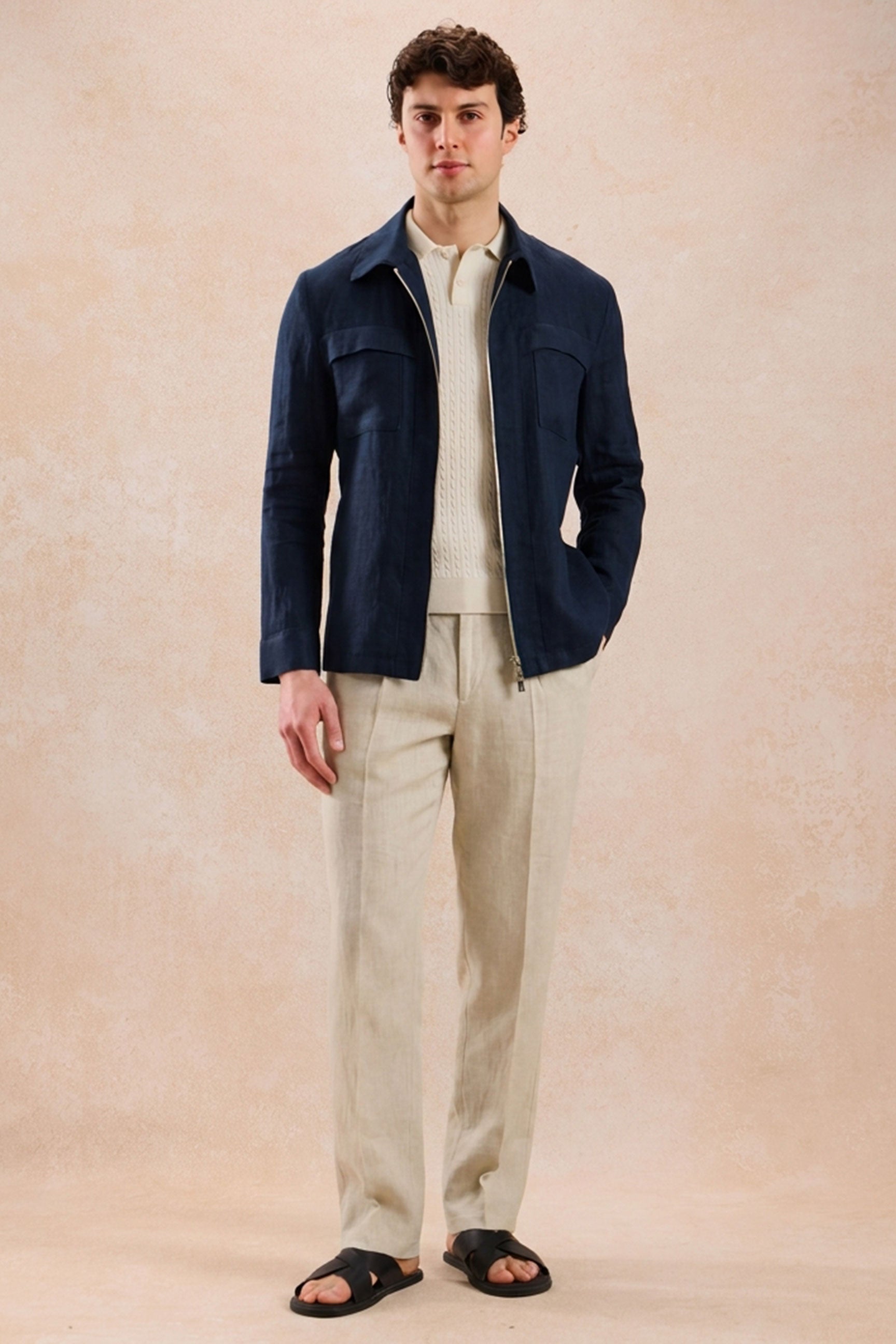 Herren-Leinenjacke mit Reißverschluss in Marineblau und beigefarbene Hose – ein elegantes, lässiges Sommeroutfit