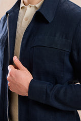 Herren-Leinenjacke mit Reißverschluss in Marineblau und beigefarbene Hose – ein elegantes, lässiges Sommeroutfit