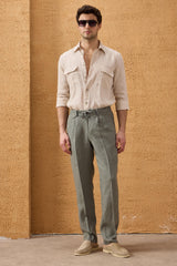 Herren-Leinenjacke mit Reißverschluss in Marineblau und salbeigrüne Hose – ein elegantes, lässiges Sommeroutfit