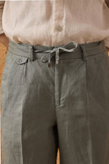 Herren-Leinenjacke mit Reißverschluss in Marineblau und salbeigrüne Hose – ein elegantes, lässiges Sommeroutfit