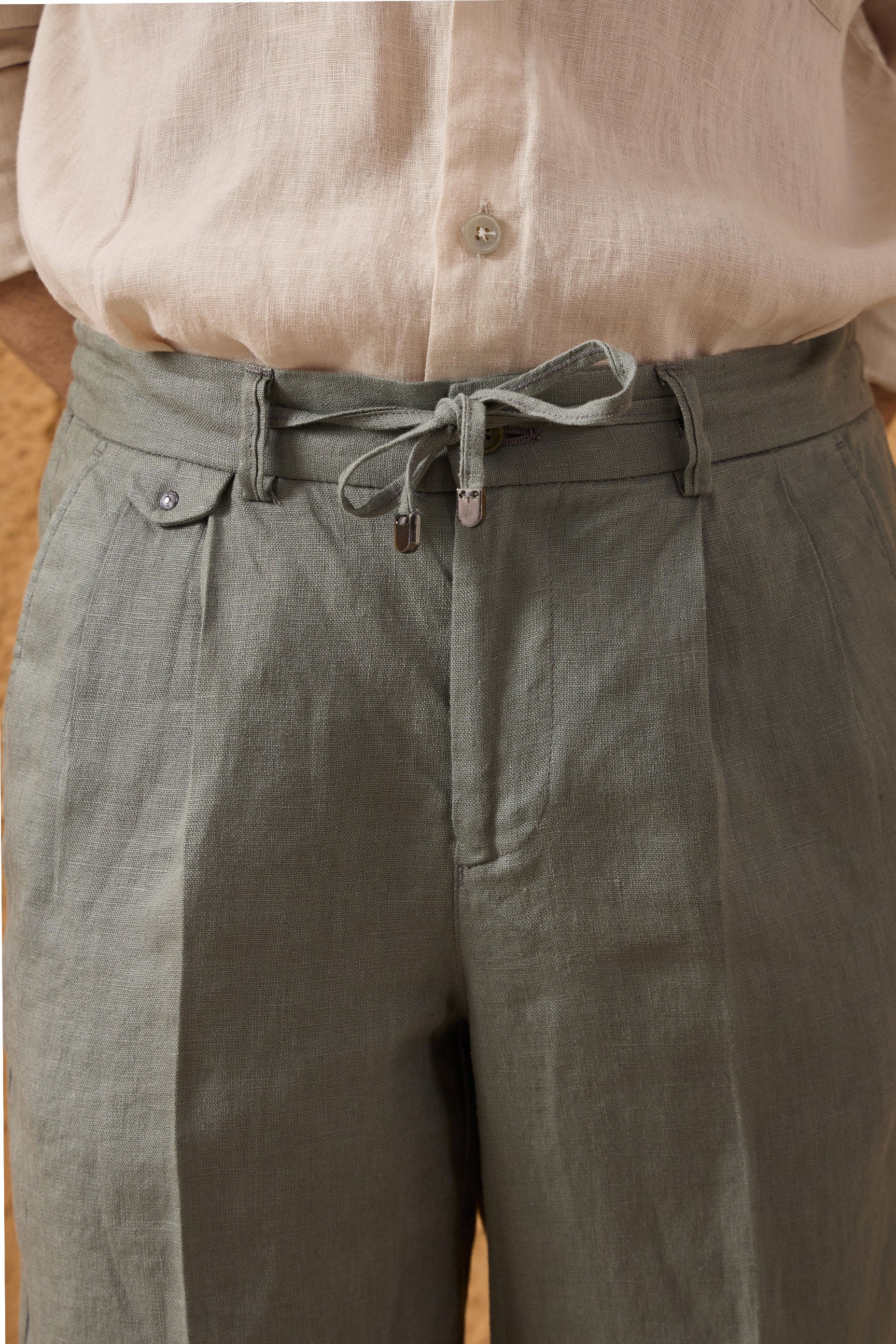 Herren-Leinenjacke mit Reißverschluss in Marineblau und salbeigrüne Hose – ein elegantes, lässiges Sommeroutfit