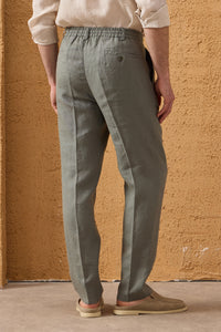 Herren-Leinenjacke mit Reißverschluss in Marineblau und salbeigrüne Hose – ein elegantes, lässiges Sommeroutfit