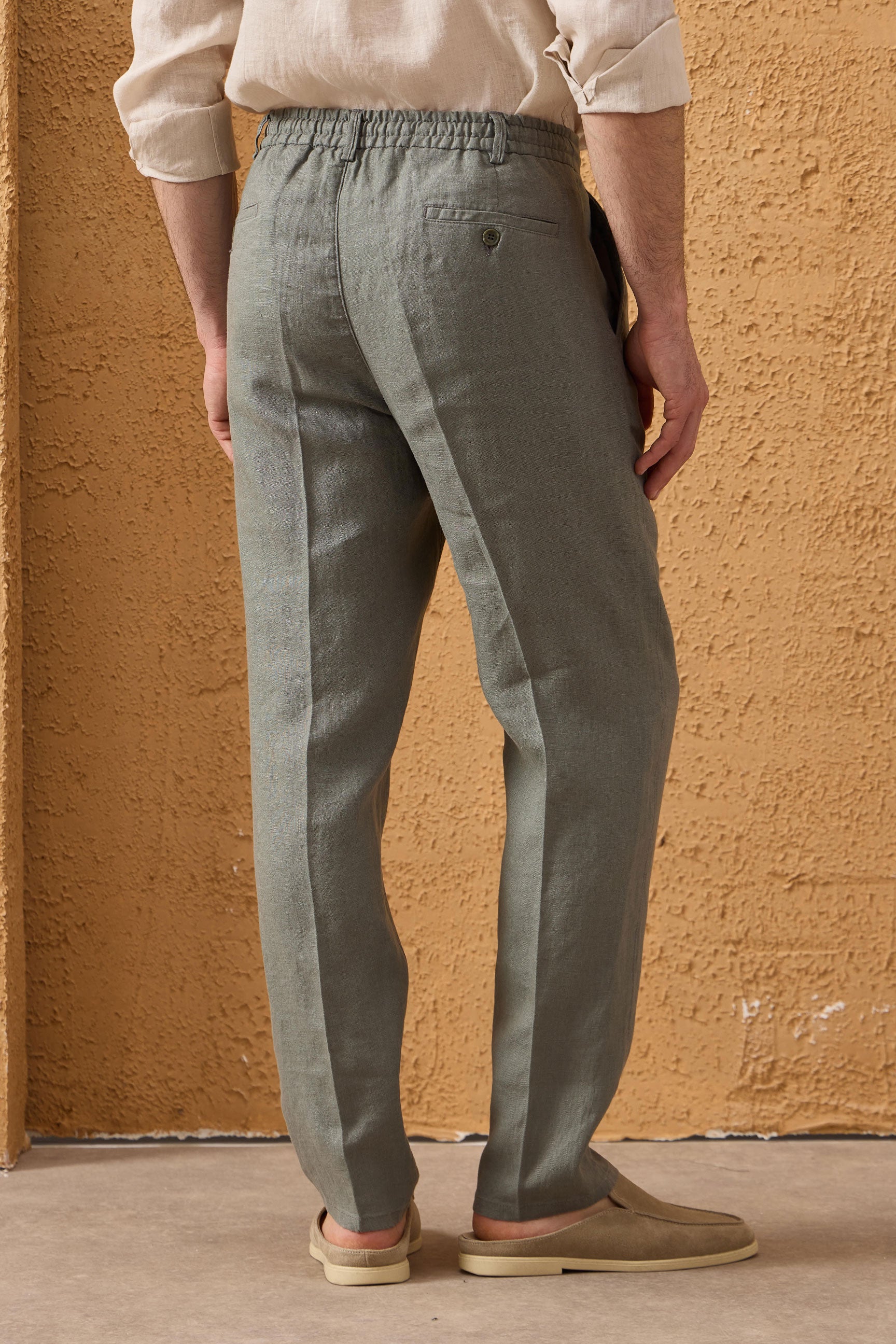 Herren-Leinenjacke mit Reißverschluss in Marineblau und salbeigrüne Hose – ein elegantes, lässiges Sommeroutfit
