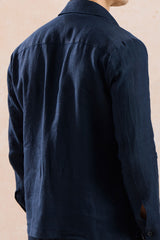 Herren-Leinenjacke mit Reißverschluss in Marineblau und salbeigrüne Hose – ein elegantes, lässiges Sommeroutfit