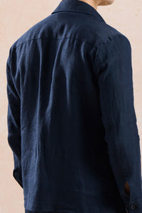 Herren-Leinenjacke mit Reißverschluss in Marineblau und salbeigrüne Hose – ein elegantes, lässiges Sommeroutfit