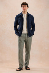 Herren-Leinenjacke mit Reißverschluss in Marineblau und salbeigrüne Hose – ein elegantes, lässiges Sommeroutfit