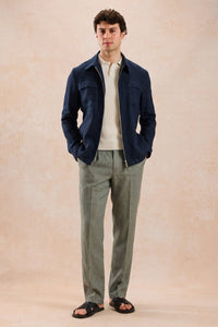 Herren-Leinenjacke mit Reißverschluss in Marineblau und salbeigrüne Hose – ein elegantes, lässiges Sommeroutfit