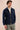 Herren-Leinenjacke mit Reißverschluss in Marineblau und salbeigrüne Hose – ein elegantes, lässiges Sommeroutfit