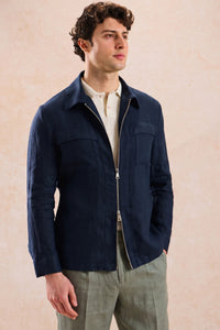 Herren-Leinenjacke mit Reißverschluss in Marineblau und salbeigrüne Hose – ein elegantes, lässiges Sommeroutfit