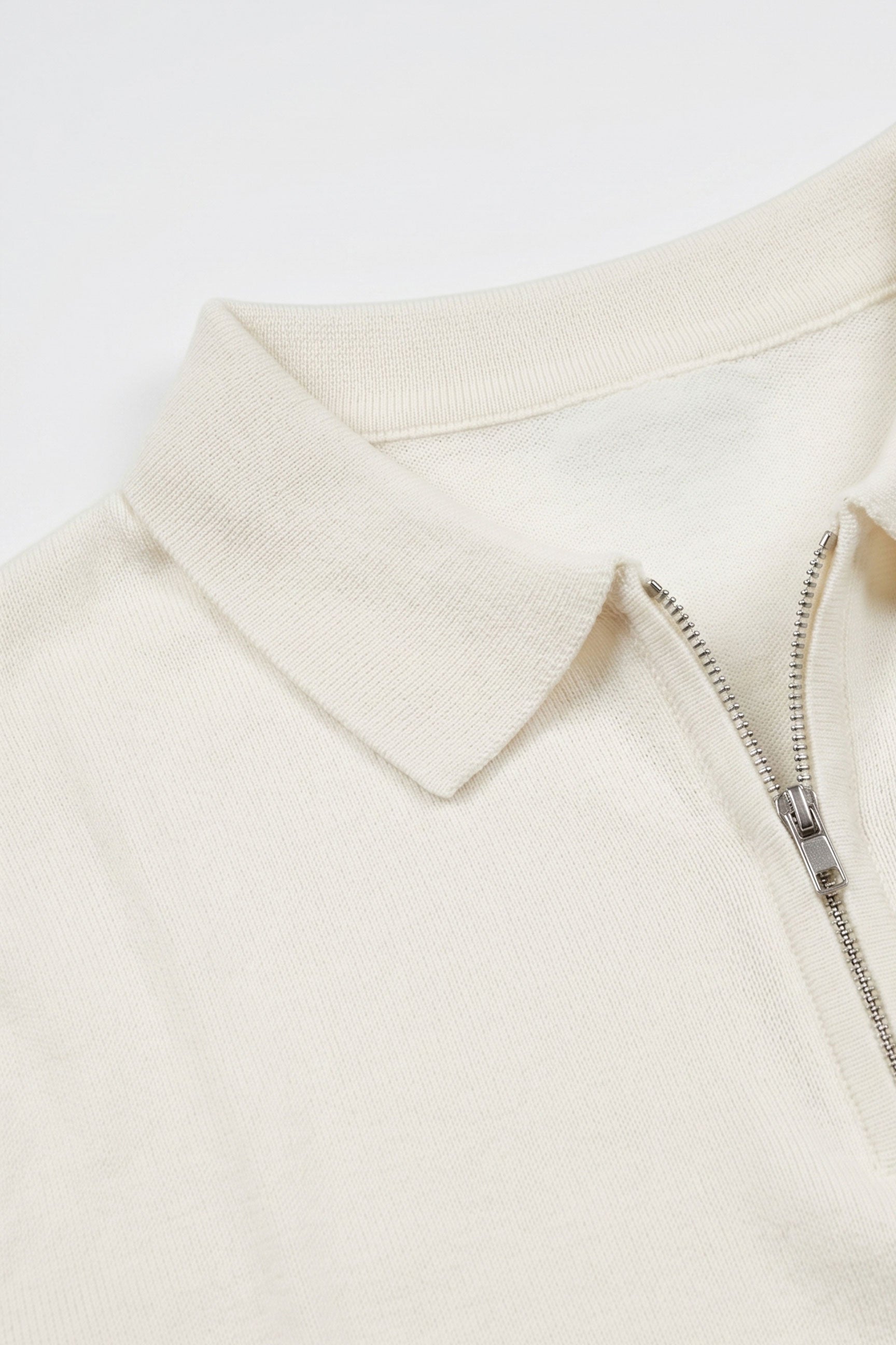 Herren-Poloshirt in Off-White, Strick, Kurzarm, mit Reißverschluss am Kragen, weichem Materialmix