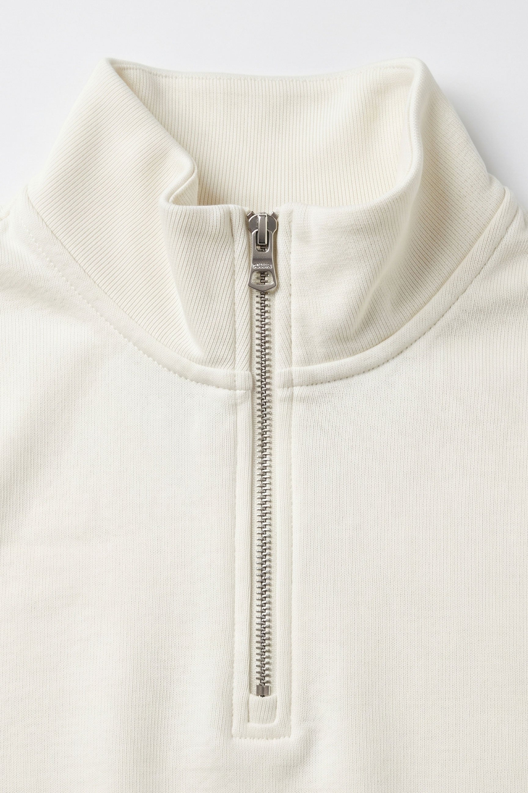 Herren-Sweatshirt mit Viertelreißverschluss in Off-White, Baumwollmischung, Stehkragen