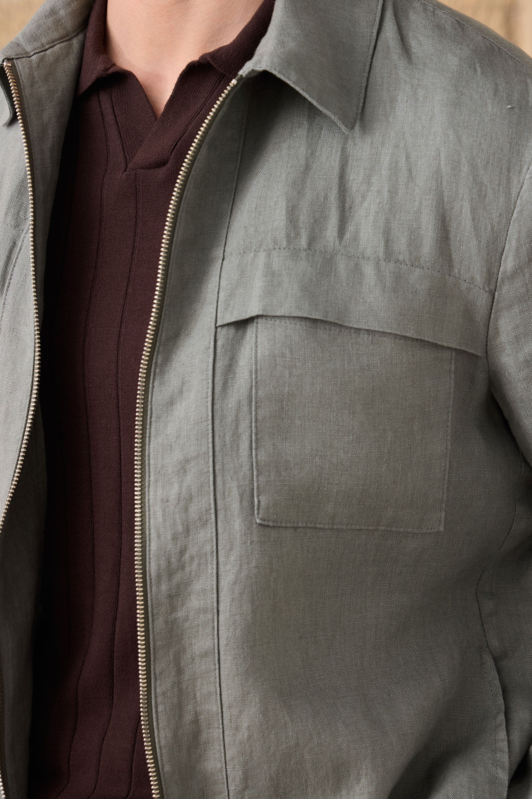 Herren-Set: Leinenjacke mit Reißverschluss in Salbeigrün und beigefarbene Hose – ein elegantes, lässiges Sommeroutfit