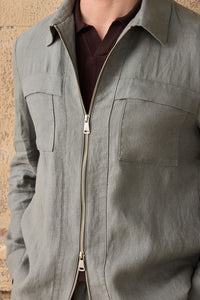 Herren-Set: Leinenjacke mit Reißverschluss in Salbeigrün und beigefarbene Hose – ein elegantes, lässiges Sommeroutfit