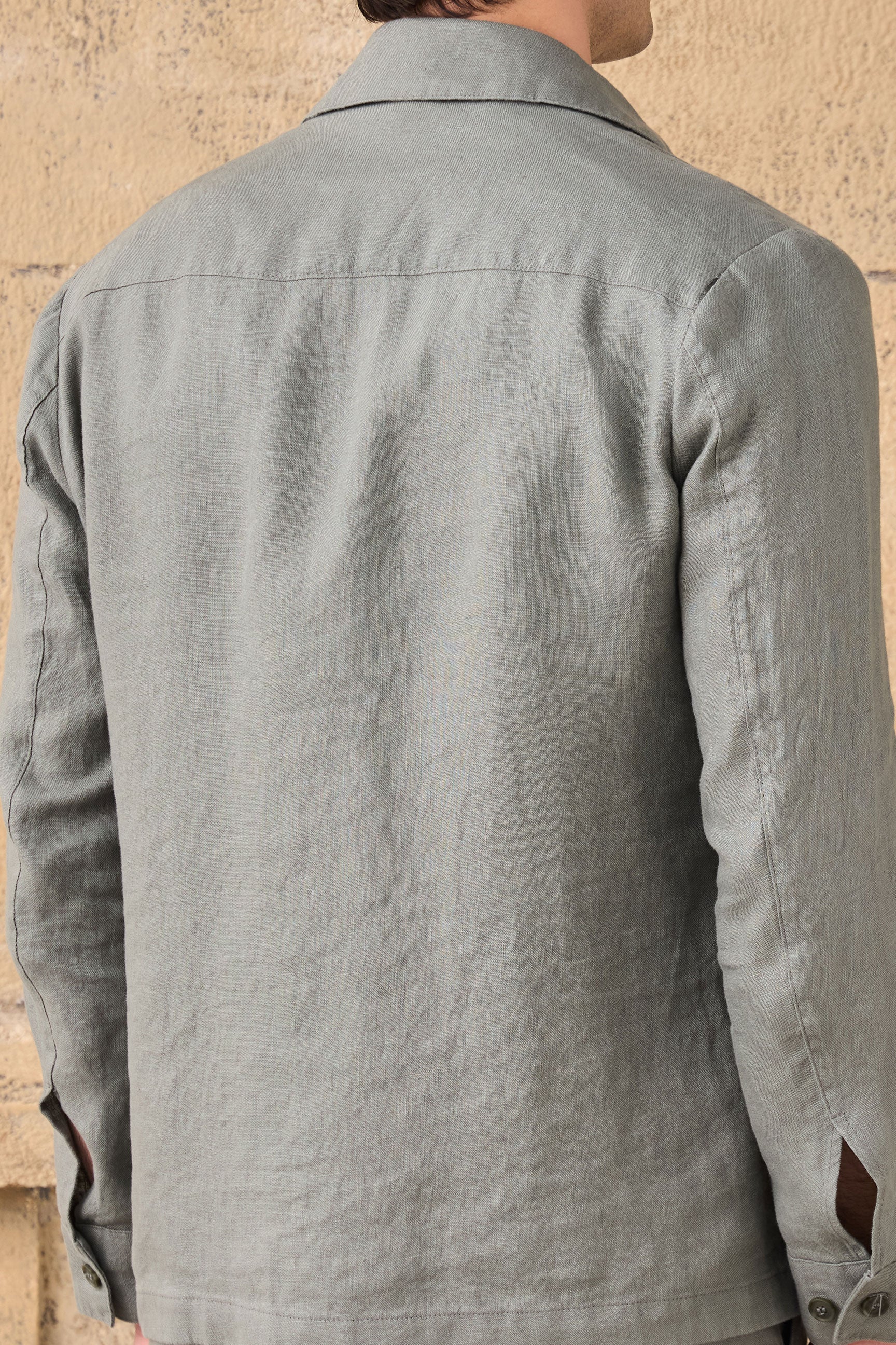 Herren-Set: Leinenjacke mit Reißverschluss in Salbeigrün und beigefarbene Hose – ein elegantes, lässiges Sommeroutfit