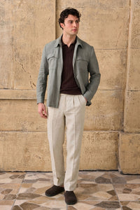 Herren-Set: Leinenjacke mit Reißverschluss in Salbeigrün und beigefarbene Hose – ein elegantes, lässiges Sommeroutfit