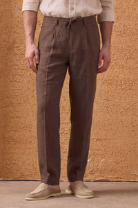 Herren-Set: Leinenjacke mit Reißverschluss in Salbeigrün und braune Hose – ein elegantes, lässiges Sommeroutfit