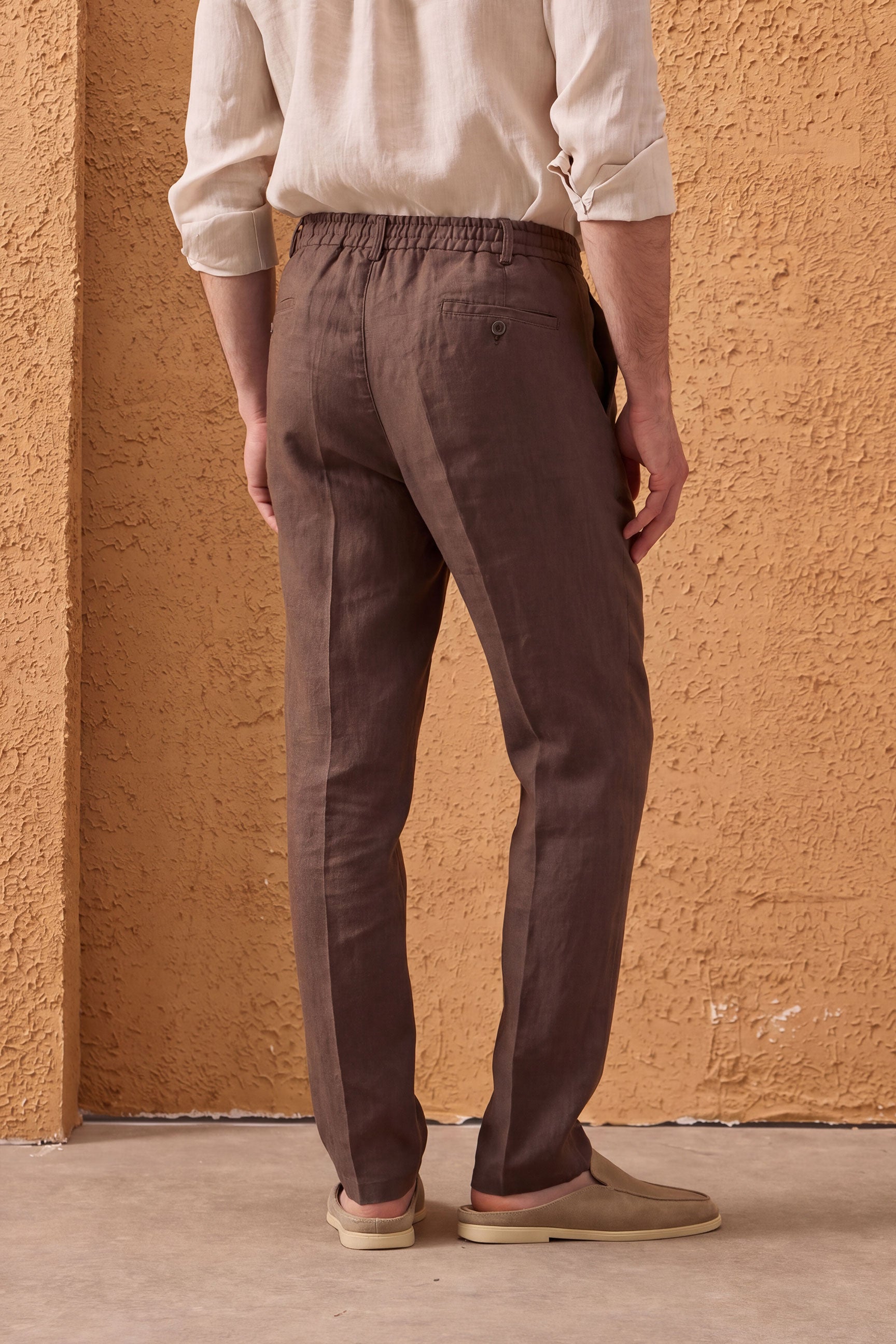 Herren-Set: Leinenjacke mit Reißverschluss in Salbeigrün und braune Hose – ein elegantes, lässiges Sommeroutfit