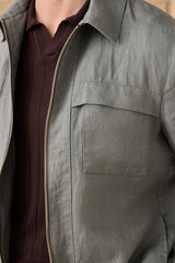 Herren-Set: Leinenjacke mit Reißverschluss in Salbeigrün und braune Hose – ein elegantes, lässiges Sommeroutfit