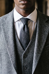 Schwarze Herrenkrawatte aus Wollmischung und Tweed