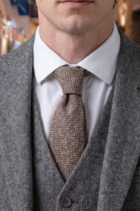 Herrenkrawatte aus braunem Tweed mit Fischgrätmuster