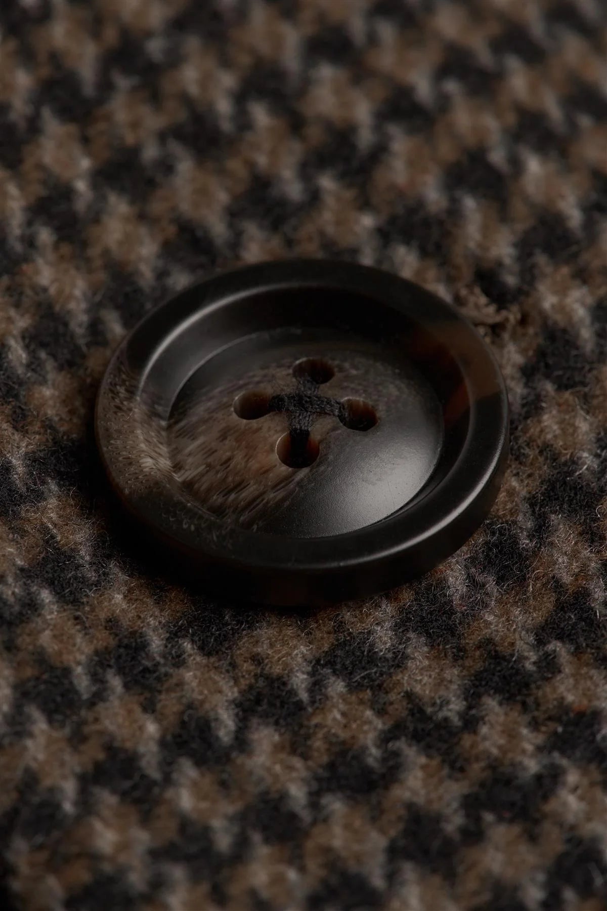 Herrenmantel aus braunem Wollmischgewebe mit Hahnentrittmuster