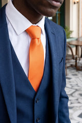 Herrenkrawatte, orange-rot, schmal geschnitten