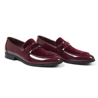 Herren-Slipper aus veganem Leder mit Samtdetails und Lackleder-Finish