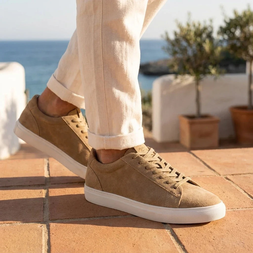 Herren-Sneaker aus steingrauem Wildleder mit Schnürung