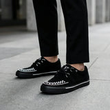 Spitz zulaufende Creeper Sneaker, schwarz-weiße Wildleder-Plateauschuhe