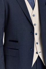 Regent-Anzug mit marineblauem Karomuster und kontrastierender Regent-Weste in Creme.
