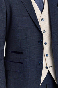 Regent-Anzug mit marineblauem Karomuster und kontrastierender Regent-Weste in Creme.